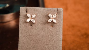 Akşam Şenliği İçin Parlayan Altın ve Elmas Mücevherler