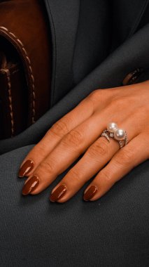 Kalın ve Zarif Elmas ve Altın İfade Parçaları