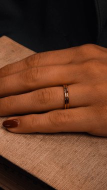 Kalın ve Zarif Elmas ve Altın İfade Parçaları