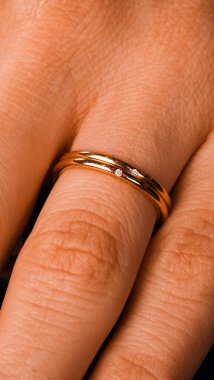 Kalın ve Zarif Elmas ve Altın İfade Parçaları