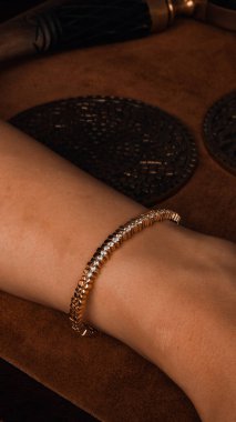 Zarif mücevherler, değerli taşlar takılmış mücevherler.. 