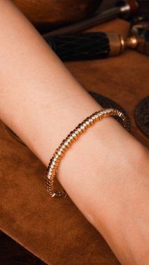 Zarif mücevherler, değerli taşlar takılmış mücevherler.. 