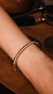 Zarif mücevherler, değerli taşlar takılmış mücevherler.. 