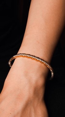 Zarif mücevherler, değerli taşlar takılmış mücevherler.. 