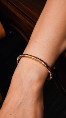 Zarif mücevherler, değerli taşlar takılmış mücevherler.. 