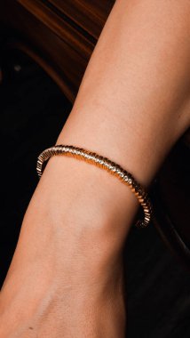 Zarif mücevherler, değerli taşlar takılmış mücevherler.. 