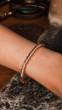 Zarif mücevherler, değerli taşlar takılmış mücevherler.. 