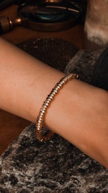 Zarif mücevherler, değerli taşlar takılmış mücevherler.. 