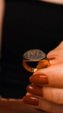 Şık mücevherler, elmaslar ve değerli taşlar..