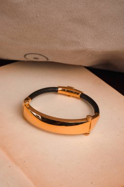 Şık mücevherler, elmaslar ve değerli taşlar..