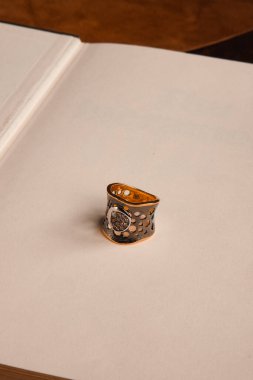 Gümüş, altın, elmas, değerli taşlar gibi şık mücevherler..