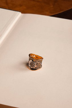 Gümüş, altın, elmas, değerli taşlar gibi şık mücevherler..