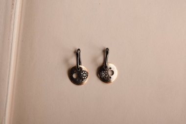 Gümüş, altın, elmas, değerli taşlar gibi şık mücevherler..