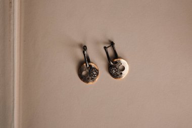 Gümüş, altın, elmas, değerli taşlar gibi şık mücevherler..