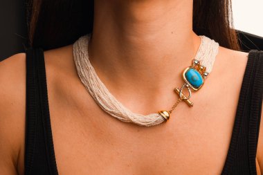 Gümüş, altın, elmas, değerli taşlar gibi şık mücevherler..