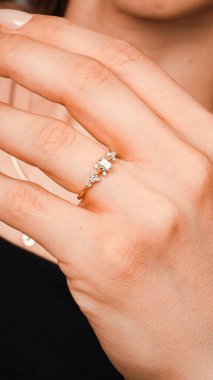 El yapımı değerli mücevherler. Kadınlar için bijouterie ve mücevher altın ve elmaslar