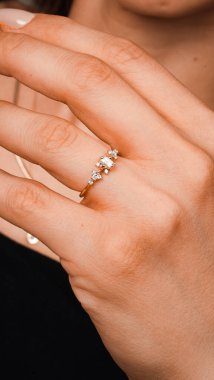 El yapımı değerli mücevherler. Kadınlar için bijouterie ve mücevher altın ve elmaslar