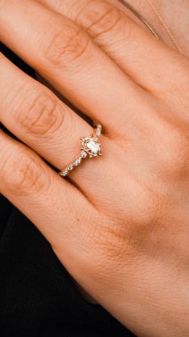 El yapımı değerli mücevherler. Kadınlar için bijouterie ve mücevher altın ve elmaslar