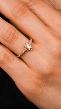 El yapımı değerli mücevherler. Kadınlar için bijouterie ve mücevher altın ve elmaslar