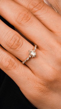 El yapımı değerli mücevherler. Kadınlar için bijouterie ve mücevher altın ve elmaslar