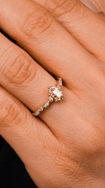 El yapımı değerli mücevherler. Kadınlar için bijouterie ve mücevher altın ve elmaslar