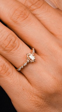 El yapımı değerli mücevherler. Kadınlar için bijouterie ve mücevher altın ve elmaslar