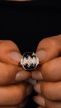 El yapımı değerli mücevherler. Kadınlar için bijouterie ve mücevher altın ve elmaslar