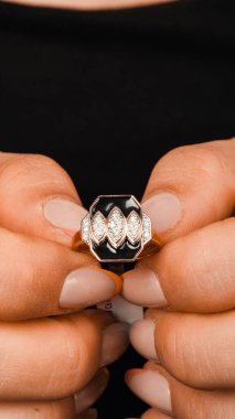 El yapımı değerli mücevherler. Kadınlar için bijouterie ve mücevher altın ve elmaslar