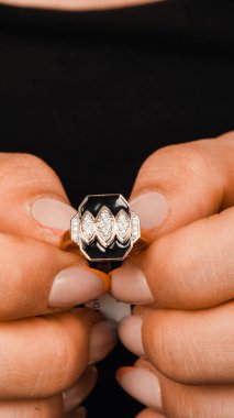 El yapımı değerli mücevherler. Kadınlar için bijouterie ve mücevher altın ve elmaslar