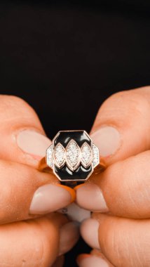 El yapımı değerli mücevherler. Kadınlar için bijouterie ve mücevher altın ve elmaslar