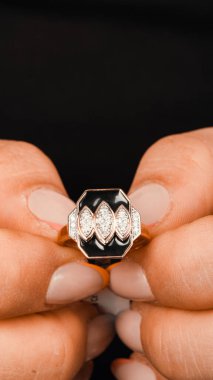 El yapımı değerli mücevherler. Kadınlar için bijouterie ve mücevher altın ve elmaslar