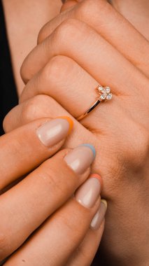 El yapımı değerli mücevherler. Kadınlar için bijouterie ve mücevher altın ve elmaslar