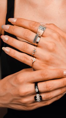 Modern Kadınlar İçin Şık Altın ve Elmas Mücevherler