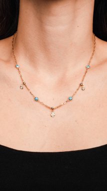 Gemstone 'lu zarif Altın ve Elmas Yüzükler