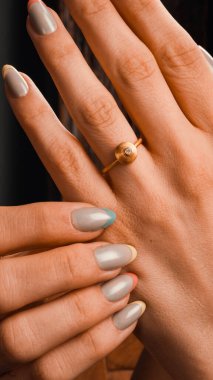 Gemstone 'lu zarif Altın ve Elmas Yüzükler