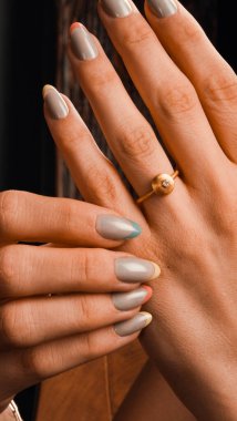 Gemstone 'lu zarif Altın ve Elmas Yüzükler