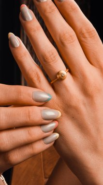 Gemstone 'lu zarif Altın ve Elmas Yüzükler