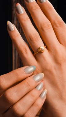 Gemstone 'lu zarif Altın ve Elmas Yüzükler