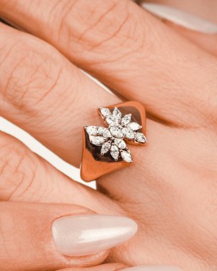 Renkli Taşlı Eşsiz Altın ve Elmas Mücevherler