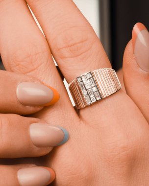 Güzel Mücevher Koleksiyonu: Elmaslar ve Altın Mücevherler