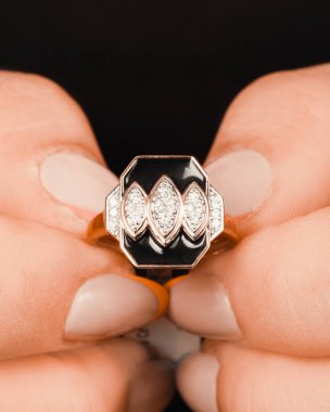 Güzel Mücevher Koleksiyonu: Elmaslar ve Altın Mücevherler