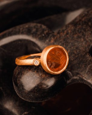 Zarif El yapımı Altın ve Elmas Mücevherler