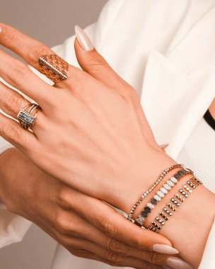 Zarif El yapımı Altın ve Elmas Mücevherler