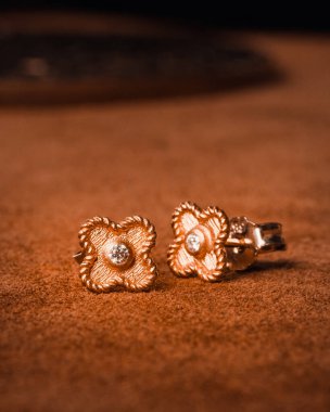 Zarif El yapımı Altın ve Elmas Mücevherler