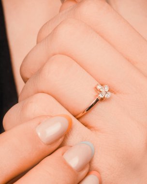 Zarif El yapımı Altın ve Elmas Mücevherler