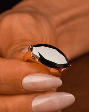 Zarif El yapımı Altın ve Elmas Mücevherler