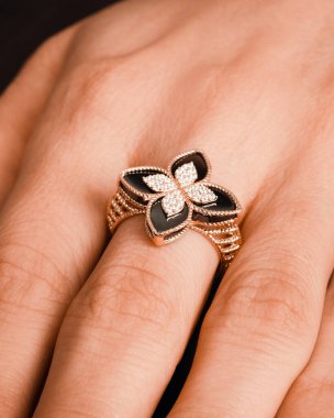 Şık ve Zarif Altın Elmas Mücevherler