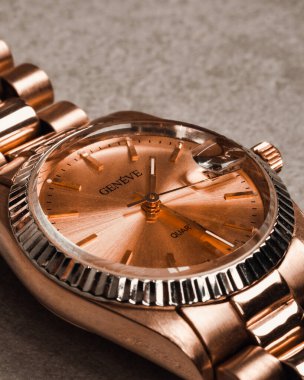 Kadınlar İçin Klasik Elmas ve Altın Mücevher