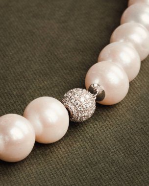 Kadınlar İçin Klasik Elmas ve Altın Mücevher