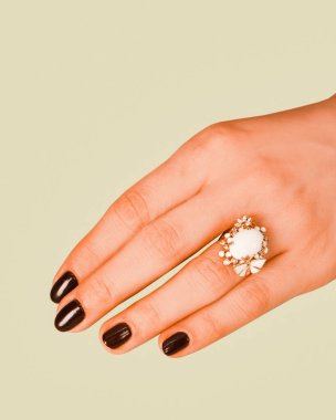 Kadınlar İçin Klasik Elmas ve Altın Mücevher